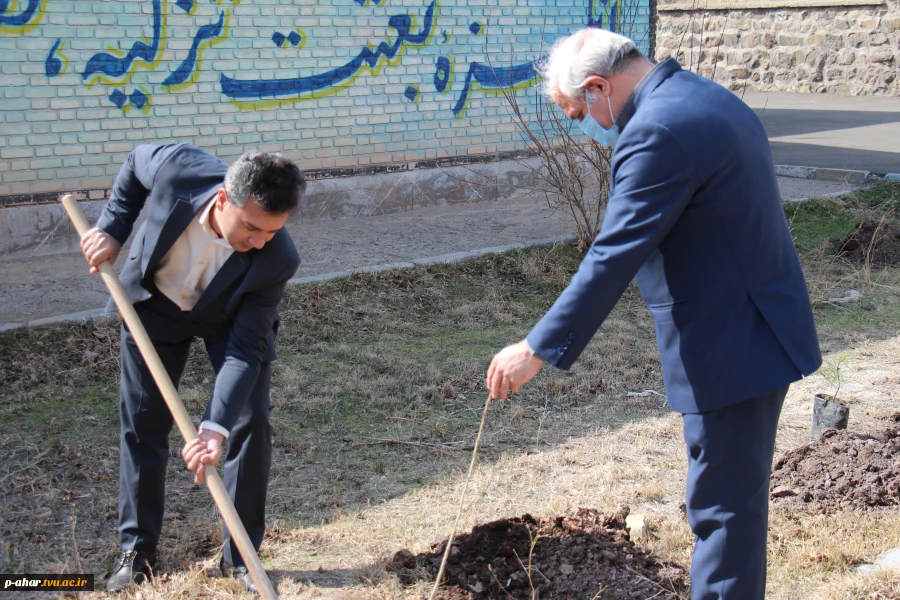 مراسم روز درختکاری در آموزشکده فنی و حرفه ای شهید چمران اهر  با غرس 15 اصله نهال در این مرکز آموزشی با حضور مسئولان دانشگاهی و اعضای شورای محترم شهر اهر  برگزار شد.
 2