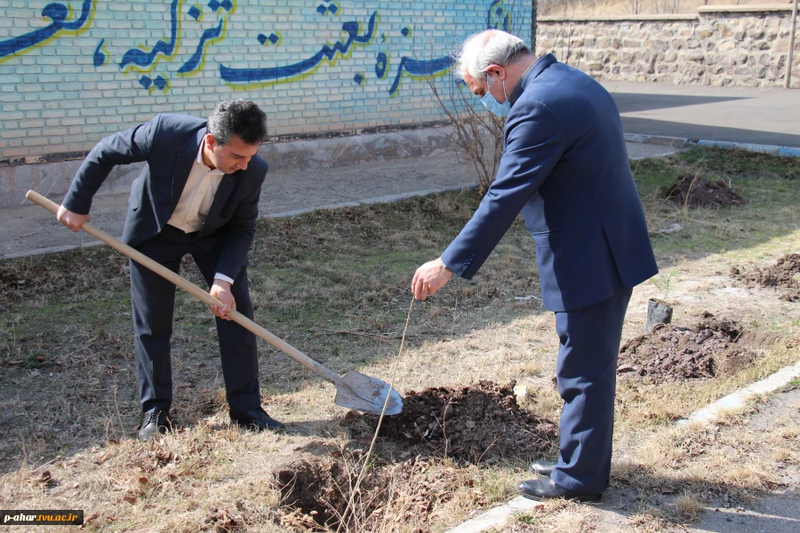 مراسم روز درختکاری در آموزشکده فنی و حرفه ای شهید چمران اهر  با غرس 15 اصله نهال در این مرکز آموزشی با حضور مسئولان دانشگاهی و اعضای شورای محترم شهر اهر  برگزار شد.
 2